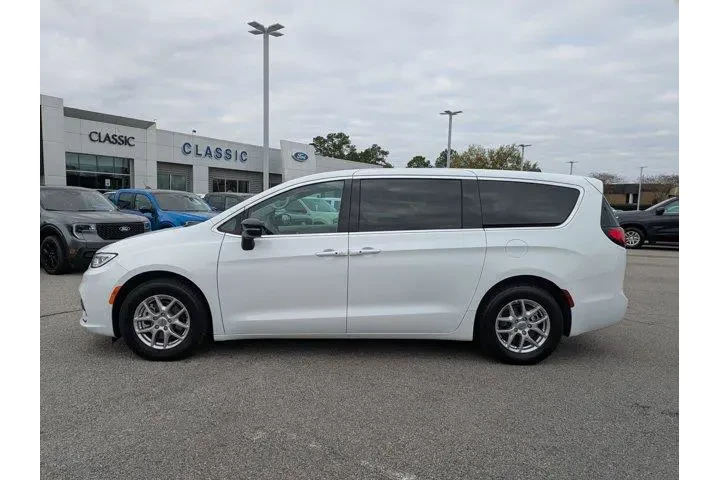 $27995 : Chrysler Pacifica 2024 Touri image 8