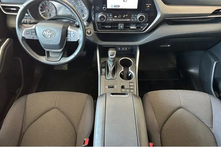 $30900 : Toyota Highlander 2023 LE 4d image 6