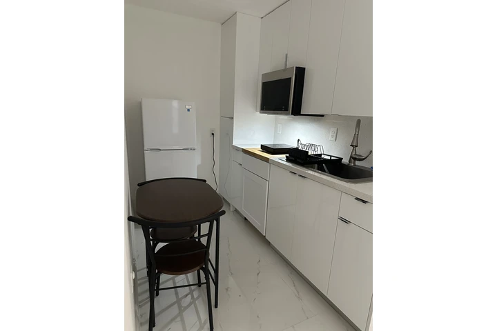 $1300 : Rento effciency con 2 Cuartos image 1