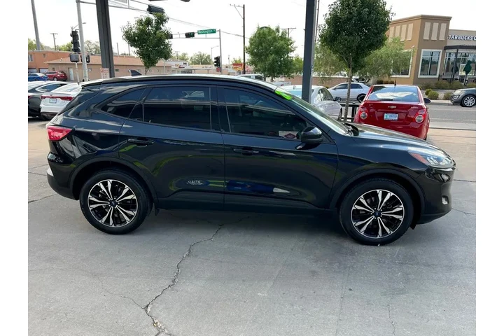 2022 Escape SE AWD image 4