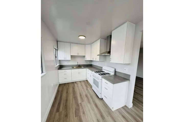$1900 : 2 Bed Apartment in Los Angeles image 3