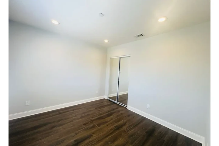 $1985 : 2 Bedroom Apt In Los Angeles image 5