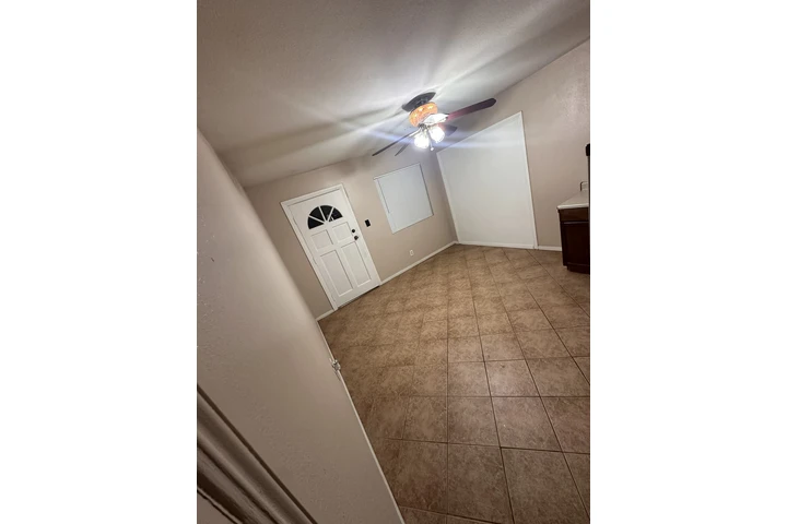 $1299 : Estudio en renta image 1