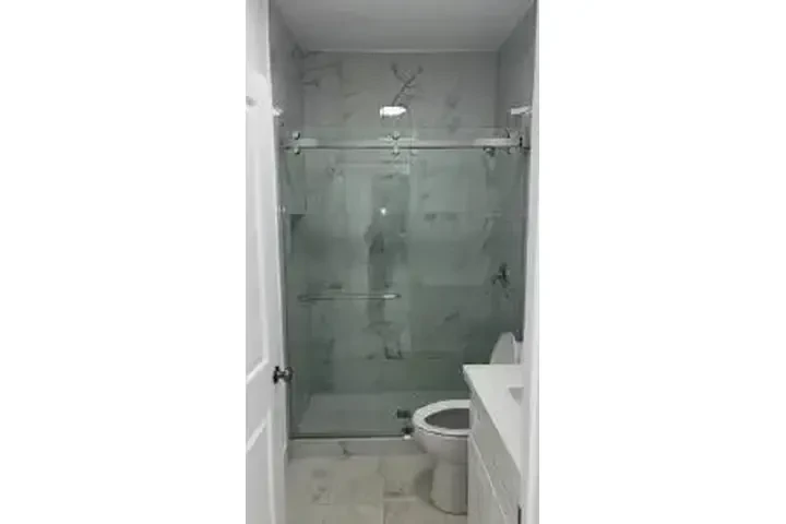 $3800 : ¡Casa Remodelada! 5-Rec/2-Bañ image 7