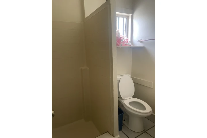 $1 : Cuarto grande en renta image 3