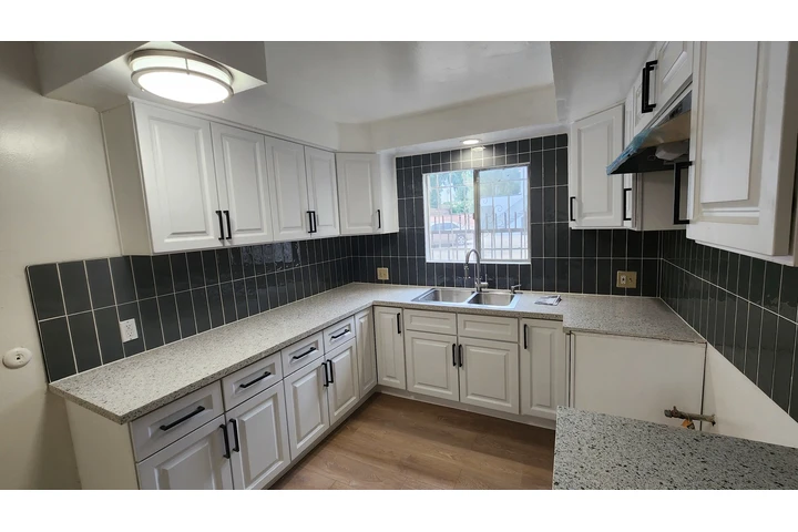 $2990 : 3-BEDROOM APARTMENT FOR RENT image 1