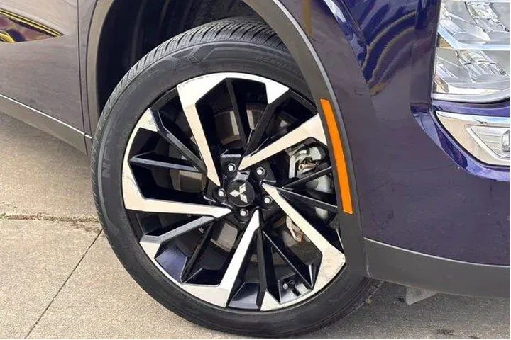 $24977 : Mitsubishi Outlander 2023 SE image 2