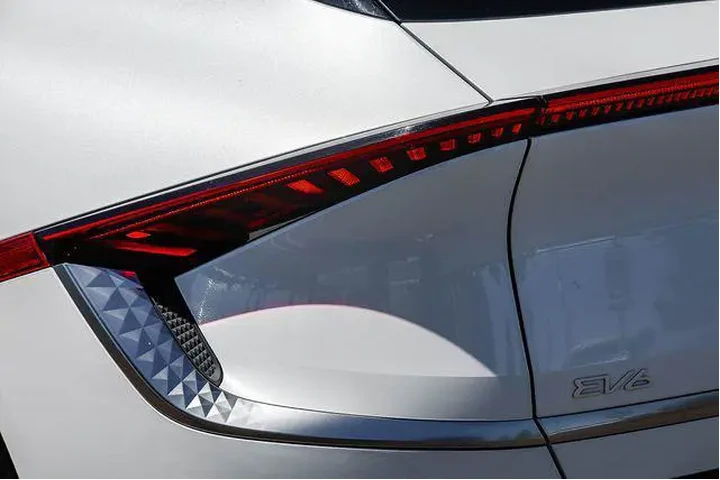 $23777 : Kia EV6 2023 Wind 4dr Crosso image 10