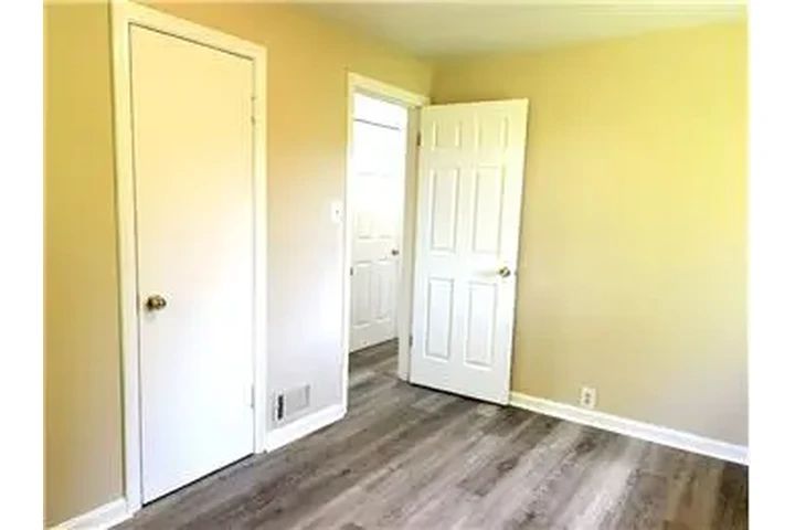 $1100 : Rental property with 2 bedro image 9