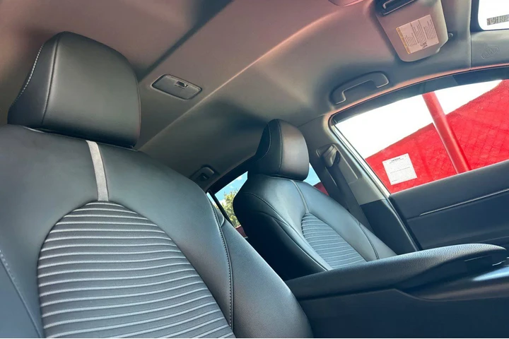 $27900 : Toyota Camry Hybrid 2024 SE image 9