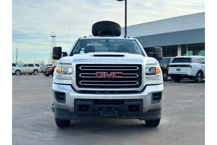 $31889 : GMC Sierra 3500HD CC 2017 4x image 2