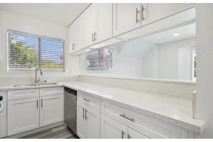 $1500 : Apartment available image 2