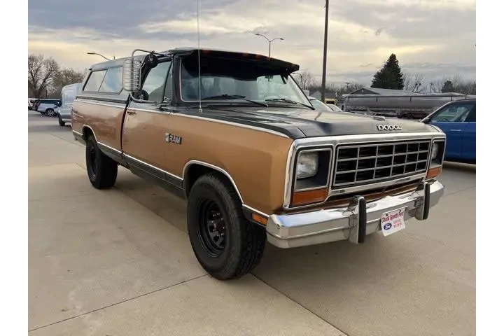 $4985 : Dodge RAM 250 1985 2dr Stand image 6