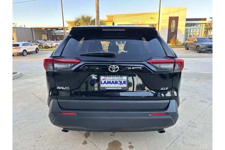 $24880 : Toyota RAV4 2021 XLE Premium image 7