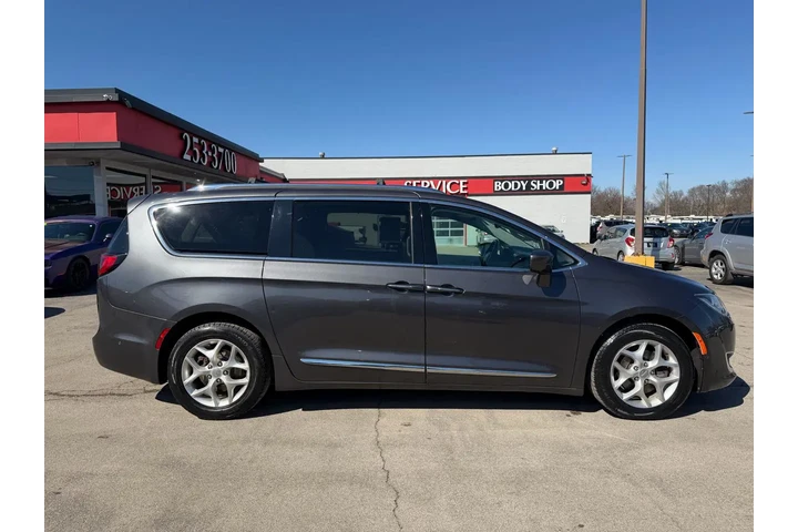 $11450 : 2018 Pacifica Touring L image 1