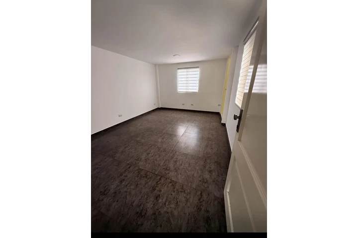 $1600 : Estudio pareja Queens image 1