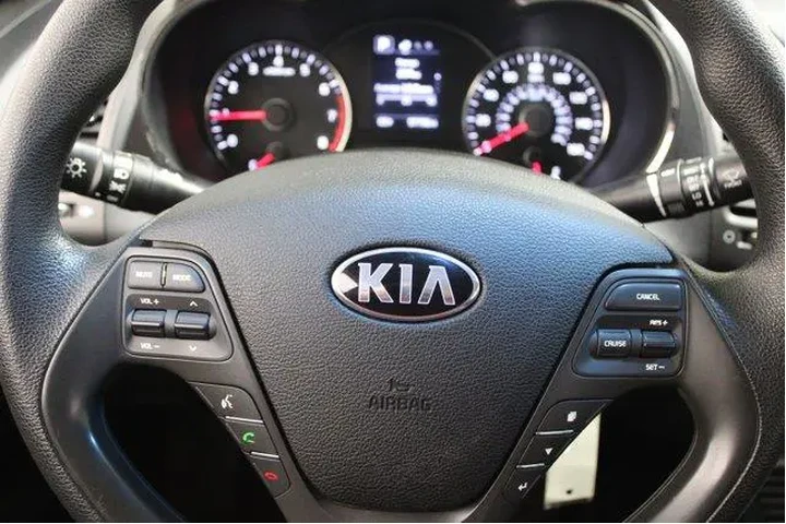 $12909 : Kia Forte 2017 LX 4dr Sedan image 7