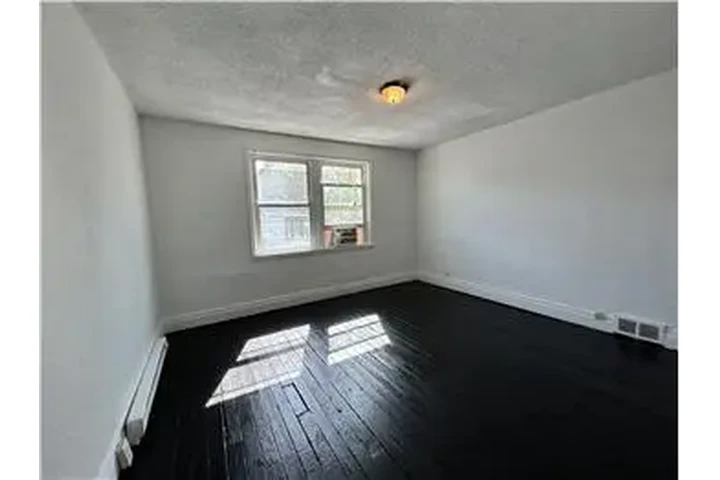 $699 : Rental property with 2 bedro image 5