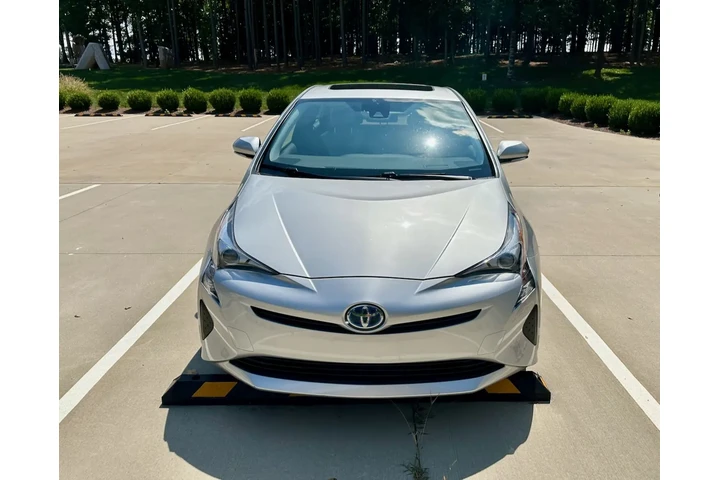 $7900 : 2017 Toyota Prius III Touring image 1