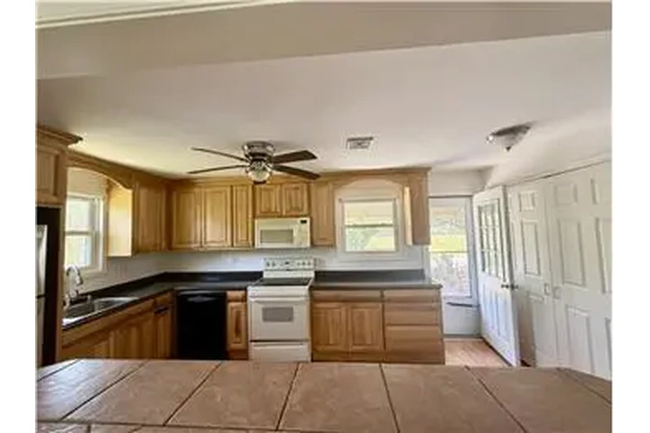 $2600 : Rental property with 3 bedro image 5