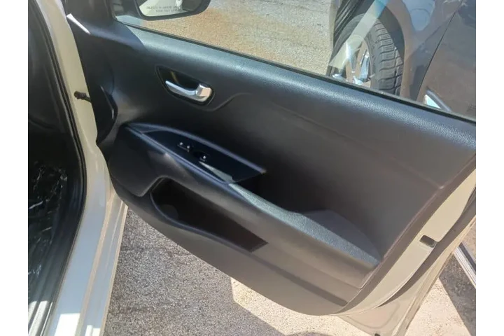 $8500 : 2020 Rio S image 3