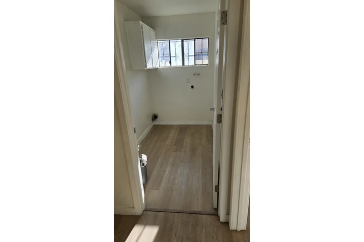 $2600 : 2 bedroom front house image 3