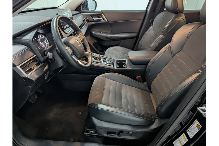 $24797 : Mitsubishi Outlander 2024 SE image 10