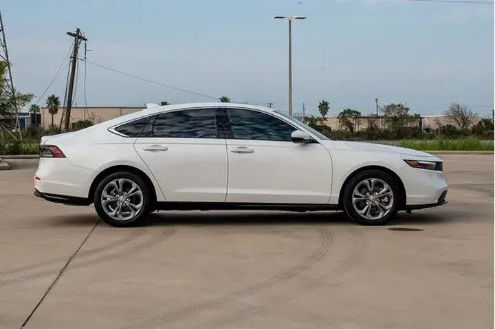 $29912 : Honda Accord Hybrid 2024 EX- image 2