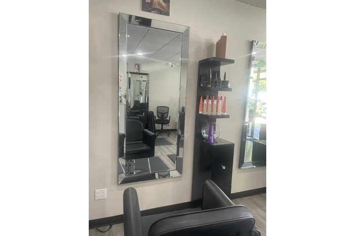 Divine hair co. Renta estación image 2