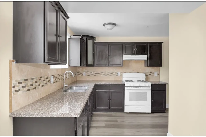 $4500 : Five bedroom 4 bath 4 parking image 2