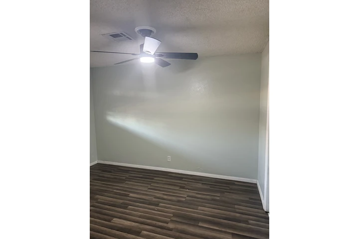 $1200 : Se Renta cuarto para compartir image 2