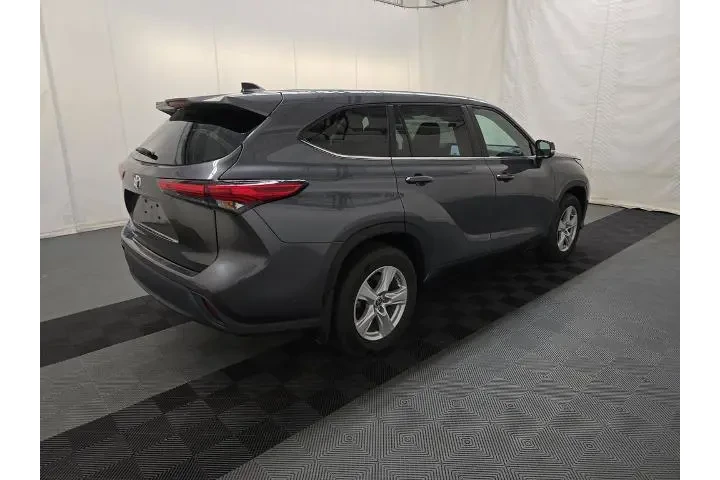 $33889 : Toyota Highlander 2023 L 4dr image 2