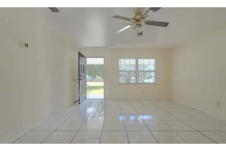 $1000 : cute beautiful 3 bath home image 3