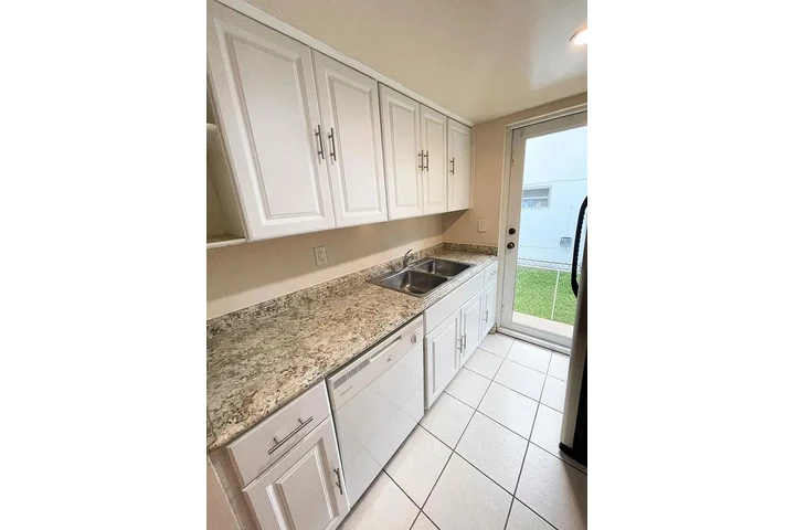 $800 : charming HOME ..Miami, FL image 6