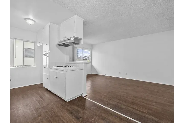 $1000 : Modern 1BD 1BT available image 10