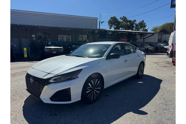 2024 Altima 2.5 SV image 1