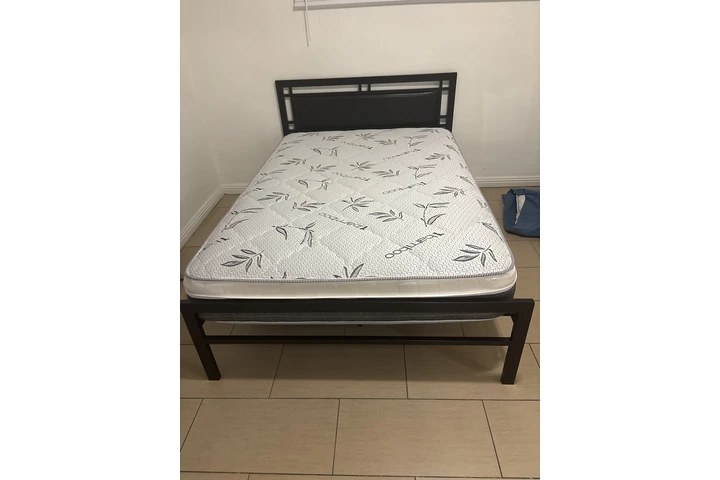 $400 : Cama Queen Size con colchon image 1