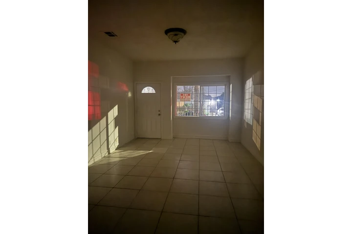 $3300 : Duplex 3 bedroom & 2 bathroom image 4