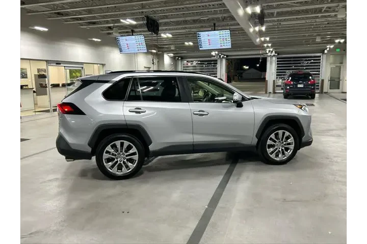 $24880 : Toyota RAV4 2020 AWD XLE Pre image 9