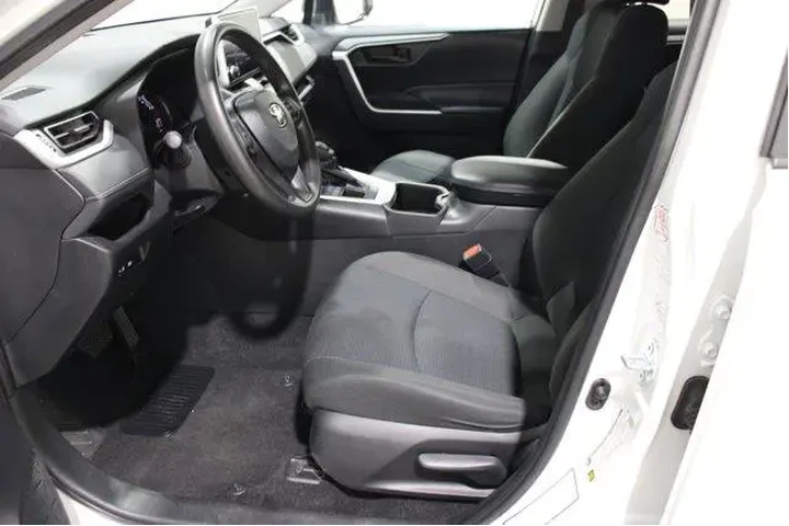 $28456 : Toyota RAV4 2024 AWD LE 4dr image 3