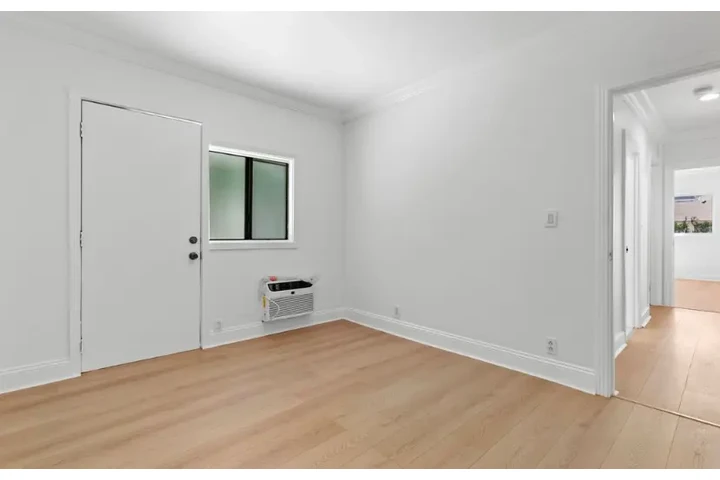 $2400 : 3 bedroom house In LA for rent image 4