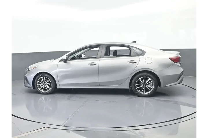 $16917 : Kia Forte 2022 FE 4dr Sedan image 3