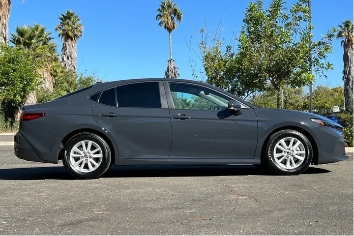 Toyota Camry 2025 LE 4dr Sed image 2