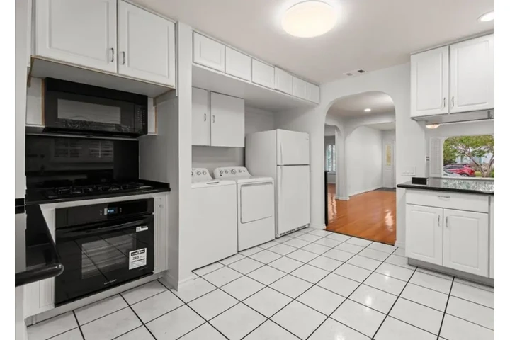 $2400 : Nice 3Bedroom House in LA image 5