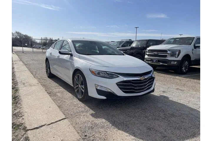 $21559 : Chevrolet Malibu 2024 LT 4dr image 2