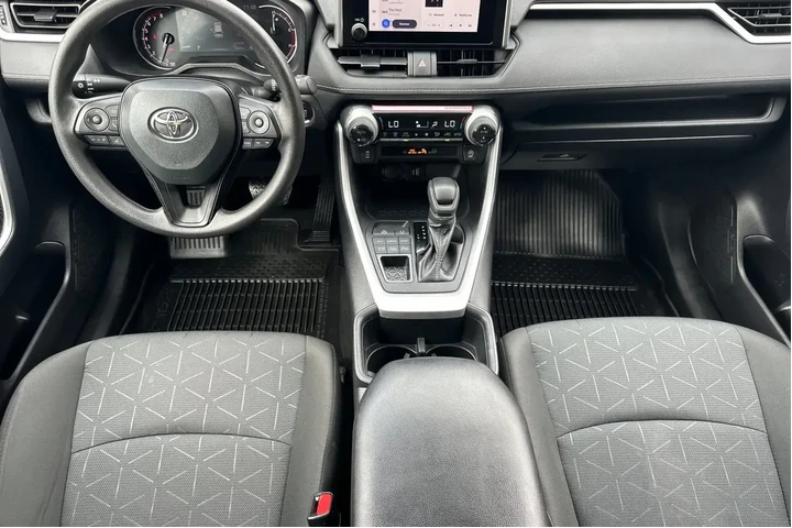 $30300 : Toyota RAV4 2024 AWD XLE 4dr image 6