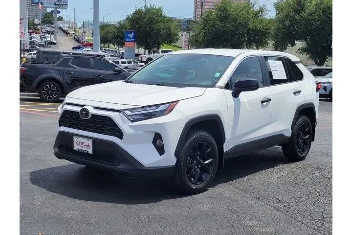 $29800 : Toyota RAV4 2024 LE 4dr SUV image 7