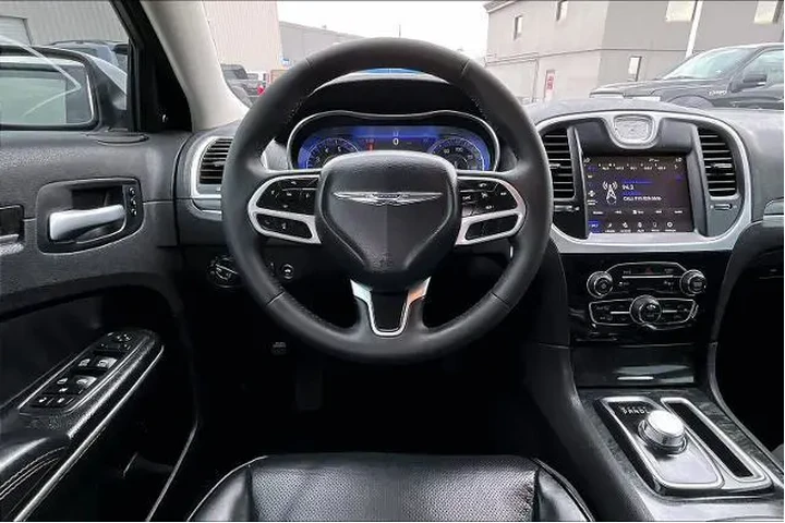 $33417 : Chrysler 300 2023 Touring L image 6