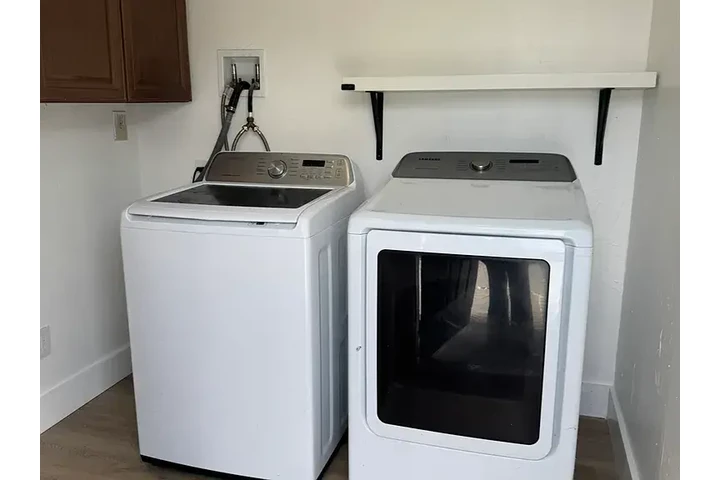 $900 : Casa remodelada.Tiene 2 ! image 8