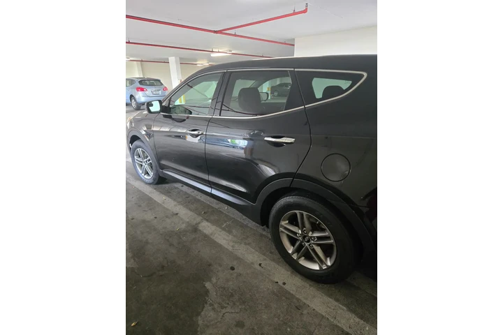 $8000 : HYUNDAI SANTAFE 2017 " Cash " image 4